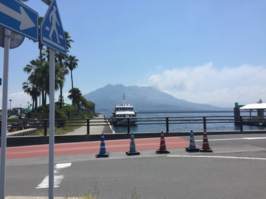 ２班とも屋久島につく時には、奇跡的に雨も上がりいい感じ。 
明日も降らないようにと願うばかり・・・。 
 
明日は早いので、今日は早く寝ましょう。１０時には消灯。 
 
翌日。 
 
さあいよいよ登山へ出発！朝３時に起床し、４時にチェックアウト！