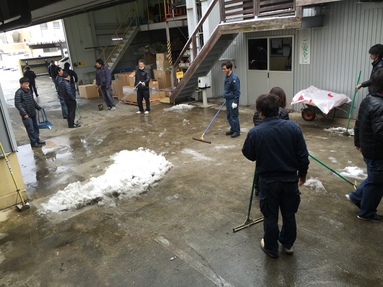 最後まで、雪をとかす・・・この方・・・見守る社員さん・・・・輪・和・輪 
