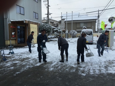 出社した社員さんから、雪かき・・・♡ 
 
子供のように除雪作業に奮闘しました。。。。。 
