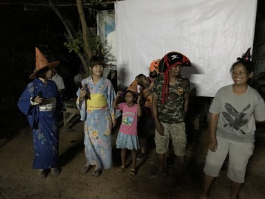 鈴木（美）さん、七瀬さん・・・ご家族を紹介してください。 
 
右からお母さん・・・料理上手で優しいくて、かわいい人です。　34才 
 
　　　お父さん・・・陽気で楽しい、朝早くから仕事です。　32才 
 
　　　一人娘オムエムちゃん・・・7歳？？かな？少しシャイな女の子です。 
 
　　　　　　　　　　　　　　　　よく、なついてくれました。 
 
　　　ご両親と一緒に暮らし、5人家族。 
 
　　　ご自宅で、日本では珍しい「蚕」を育ててます。 
 
私達は、おわかれパーティには、浴衣で参加しました。 
 
家族総出でカラオケ1曲・・・「どらえもん」を熱唱・・・笑 
