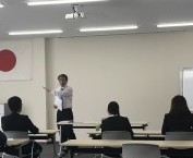  
	「理念塾」のサポート名倉常務に第1回の感想を 
	​お聞きしました。 
 
	 
	​名倉常務&hellip;今回から、講師が前半と後半に分かれて 
	​分担することになり、時間内に伝えるべき内容を 
	​吟味し簡潔明瞭に伝えるよう配慮したが、質問時間が 
 
	なく、一方的な説明に終始したのではと反省している。 
	次回に活かし実施します。 
