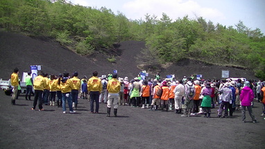 グループ会社様、地域の団体様等、今年は総勢300名の方が参加されたとの事。（・◇・；） 
 
15年近く毎年継続した植樹活動の甲斐あって（？） 
世界文化遺産にも選ばれ、今年は植樹する手にも、より気合が入ります！　　　　ｐ（＾＾）ｑ 
 
＼　行くぜ！！　／ 
