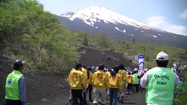 実は富士山は数百年前の大噴火などによって、森林不足が深刻になっており、 
特に5合目付近では、ほとんど緑のない場所が広がっております。 
 
「富士山に豊かな緑を増やそう」という指針の元 
アイシングループ様が主催となり毎年植樹活動が行なわれております。 
 
そんな素敵な活動に、豊安工業もお誘い頂きまして、 
毎年参加させて頂いております。 
